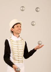 Sam Veale - www.Circusperformers.com - Walkabout and cabaret juggler