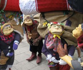 Flying Buttresses - Elderly Puppetry Couple of Miniature Proportions - Walkabout Entertainers