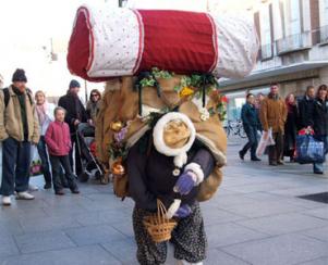 Flying Buttresses - Elderly Puppetry Couple of Miniature Proportions - Walkabout Entertainers